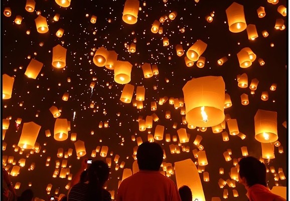 Tayland’da Dilek Feneri Bırak