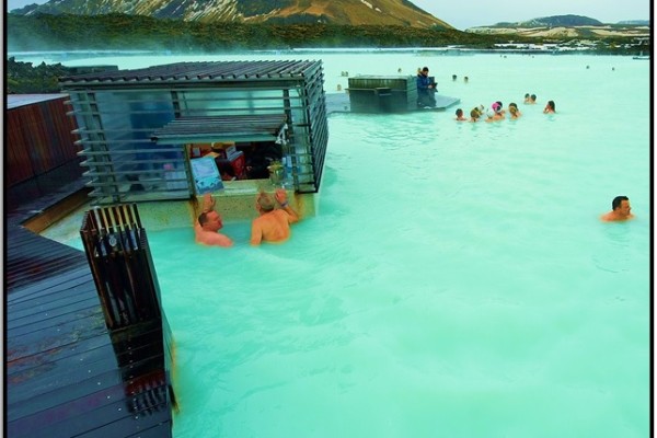 İzlanda'da Blue Lagoon’da Yüz