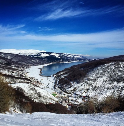 Mavrovo’da Donmuş Göl Manzarasıyla Kayak